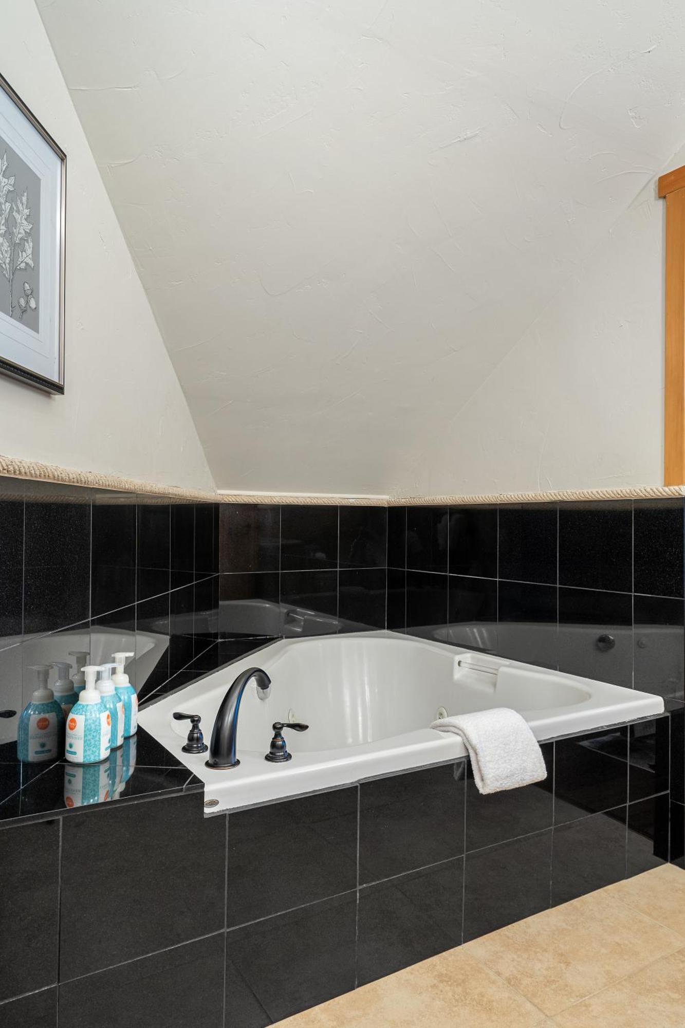 Parkland301 Sunlit 2,000 Ft² Penthouse With Mtn View Apartment Canmore Ngoại thất bức ảnh
