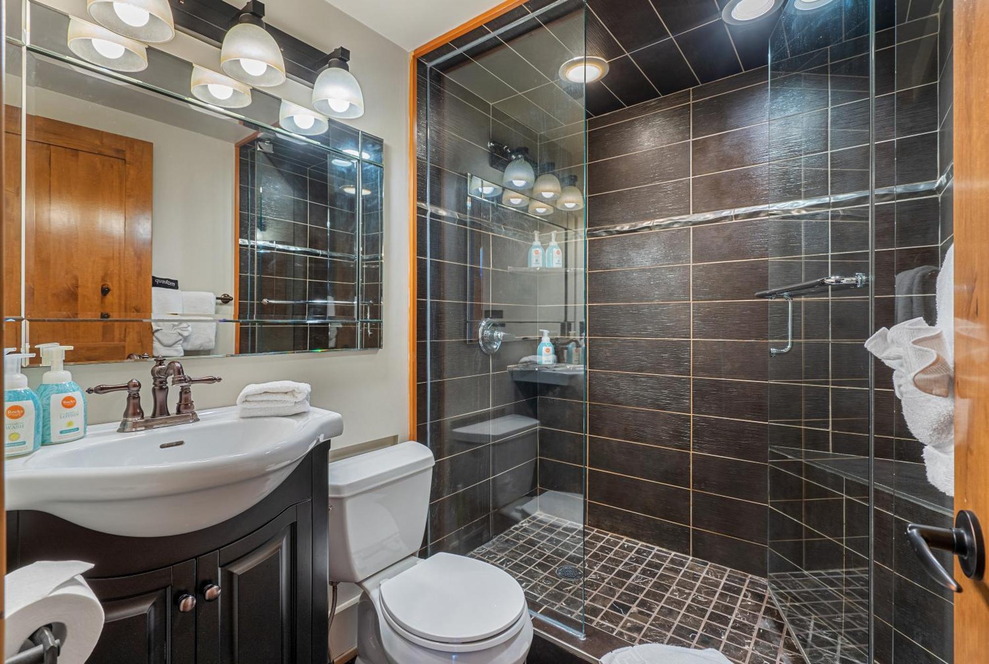 Parkland301 Sunlit 2,000 Ft² Penthouse With Mtn View Apartment Canmore Ngoại thất bức ảnh